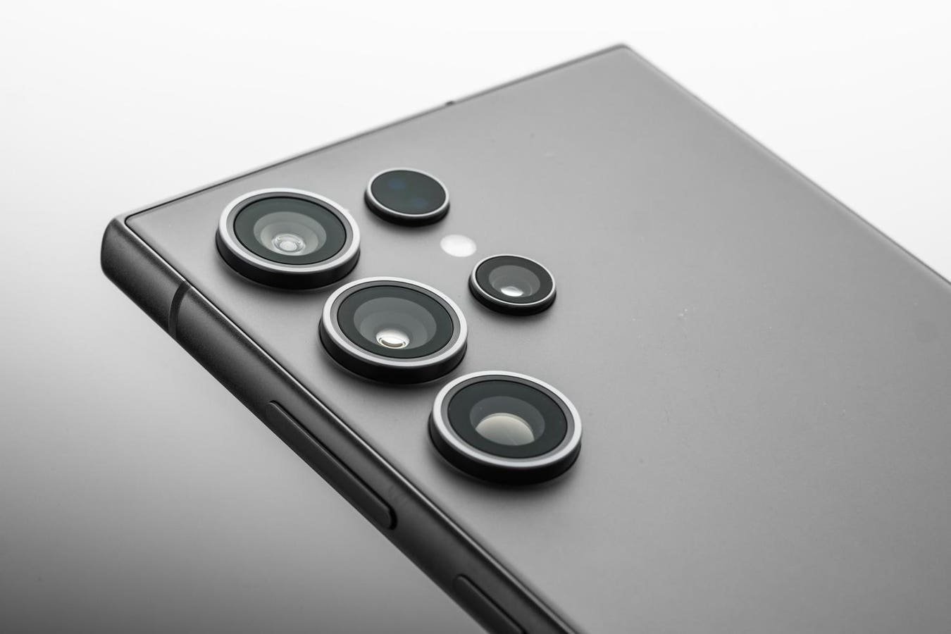 New Samsung Leak Claims Galaxy S25-Series AI Better Than iPhone