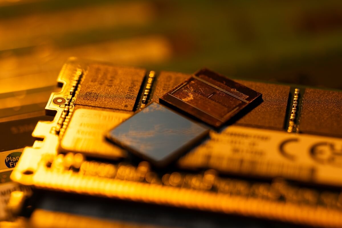 Samsung Chip Profit Misses on Costly AI Memory Race With SK Hynix Samsung Chip Profit Misses on Costly AI Memory Race With SK Hynix