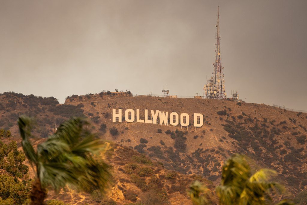 The Hollywood Sign Is Not On Fire Despite AI-Generated Images The Hollywood Sign Is Not On Fire Despite AI-Generated Images