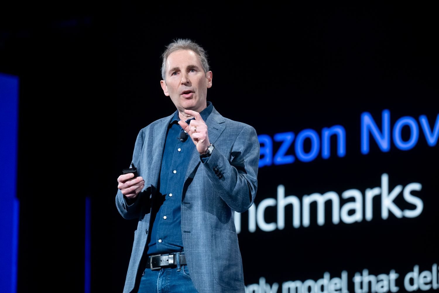 Amazon Stock Slides Friday Amid Concerns About AI Spending, Soft Forecast Amazon Stock Slides Friday Amid Concerns About AI Spending, Soft Forecast
