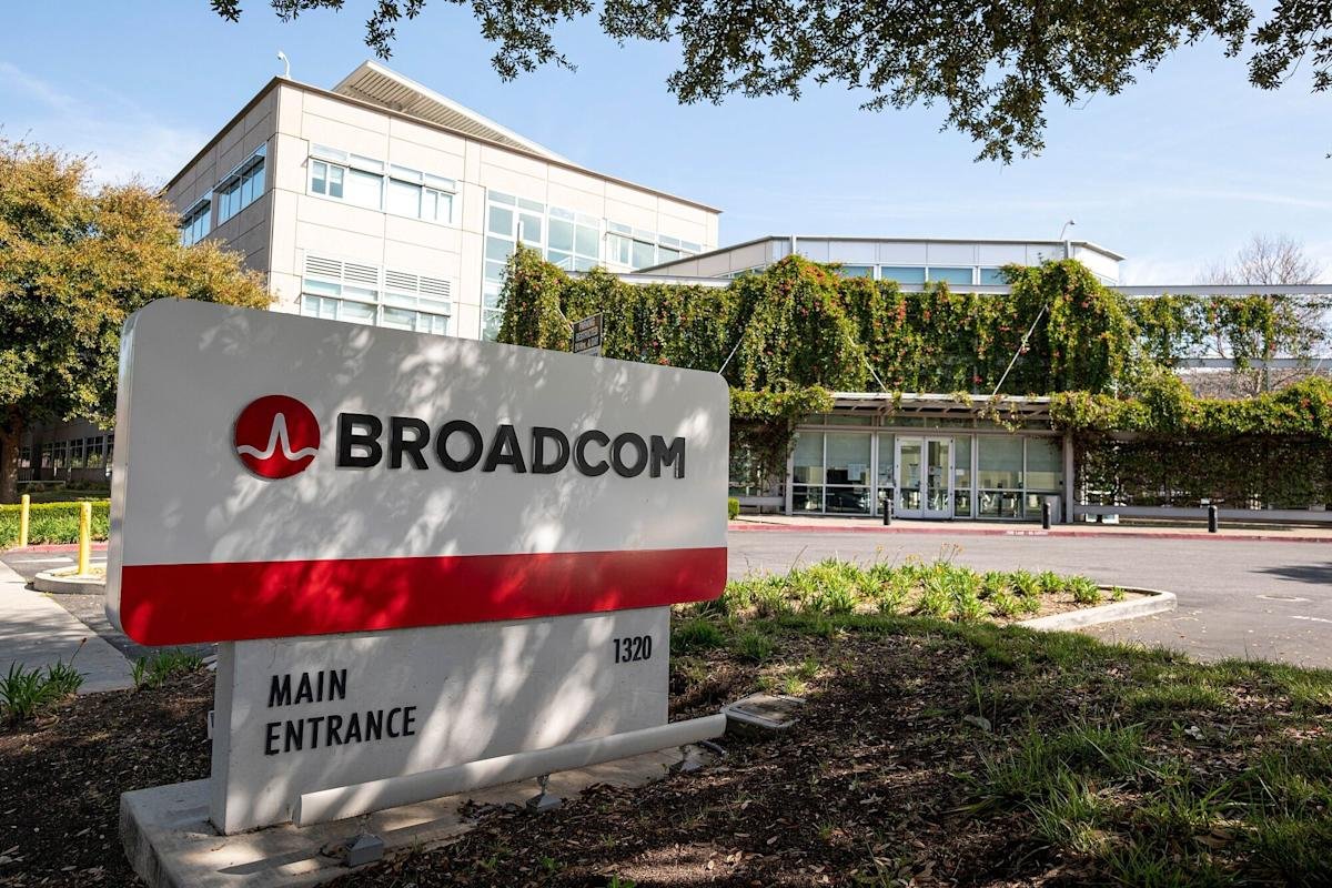Broadcom Up Most in 12 Weeks as AI Growth Fuels Upbeat Forecast