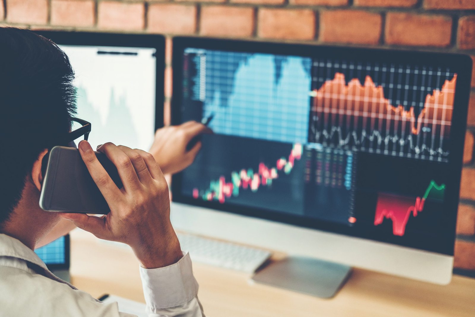 Warren Buffett Owns 2 Artificial Intelligence (AI) Stocks That Wall Street Says Could Soar Up to 50% Warren Buffett Owns 2 Artificial Intelligence (AI) Stocks That Wall Street Says Could Soar Up to 50%