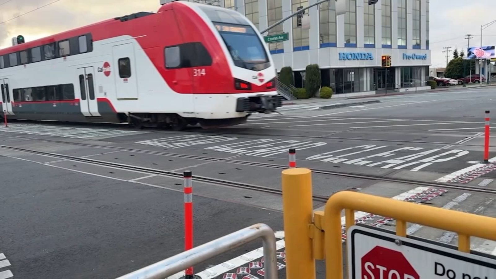 Artificial Intelligence: Caltrain says new AI technology preventing collisions, keeping people safer at Burlingame rail crossing Artificial Intelligence: Caltrain says new AI technology preventing collisions, keeping people safer at Burlingame rail crossing