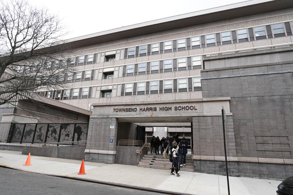 Top Queens HS bans take-home essays over AI cheating fears Top Queens HS bans take-home essays over AI cheating fears