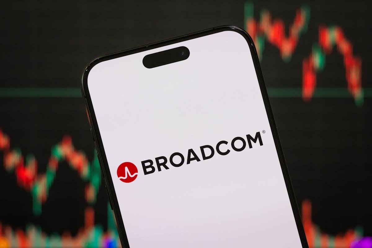 Broadcom stock soars as Wall Street cheers AI chips as ‘leading alternative’ to Nvidia Broadcom stock soars as Wall Street cheers AI chips as ‘leading alternative’ to Nvidia