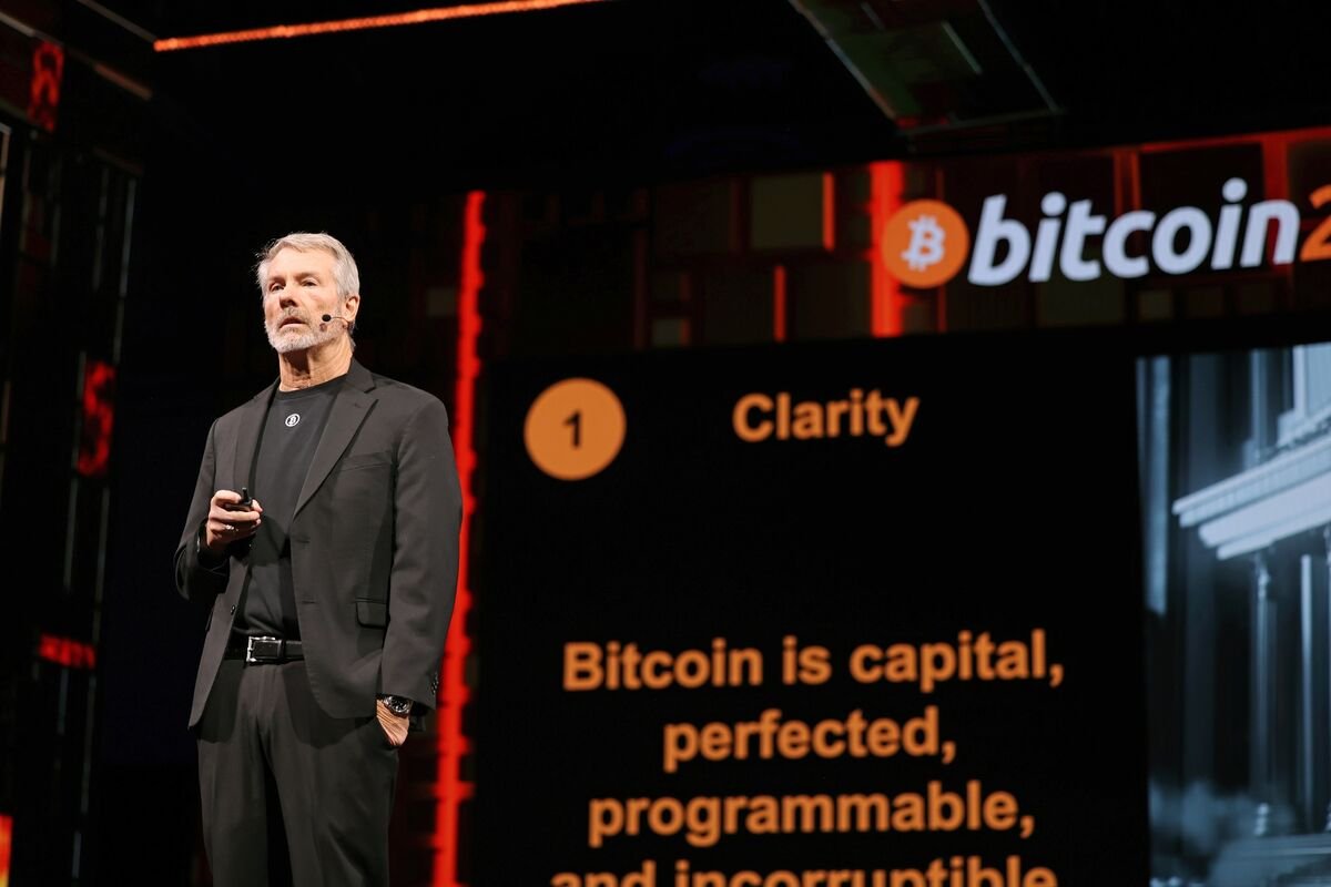 Strategy Analysts Sound the Alarm on Saylor’s Bitcoin Premium