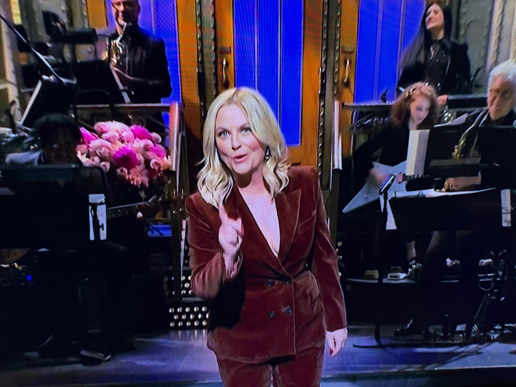 ‘SNL’ Host Amy Poehler Calls Out AI, SNL anniversary In Monologue