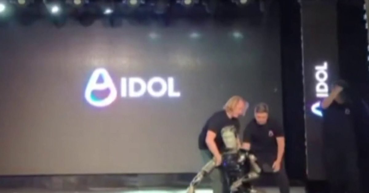 Russia’s first AI humanoid robot falls on stage