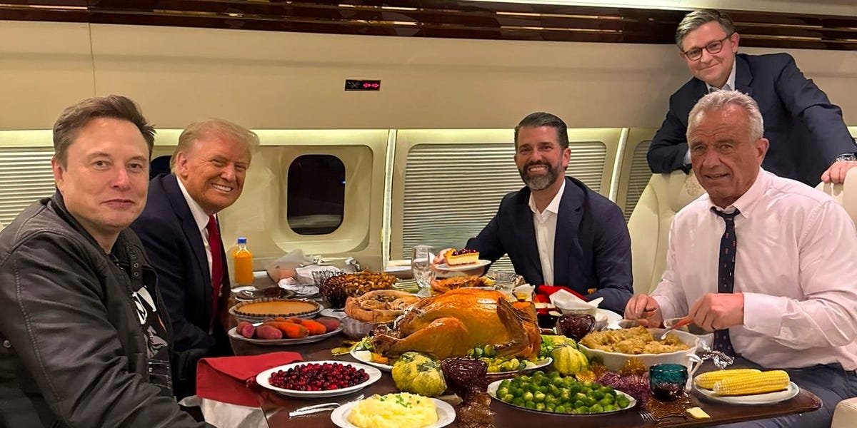 AI Thanksgiving Dinner Table Photos Are Popular This Year