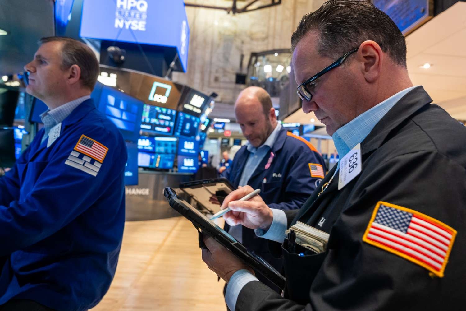 Stock Indexes Fall as AI Valuation Concerns Resurface; Investors Assess Earnings Reports; Tesla Sinks Ahead of Shareholder Vote