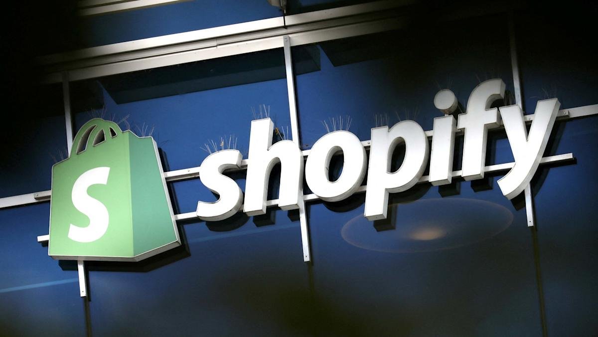 Shopify outage disrupts Cyber Monday, Strategy’s bitcoin KPI target